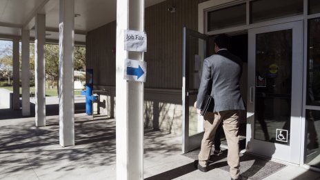 Молбите за помощи при безработица в САЩ сигнализират за разхлабване на пазара на труда