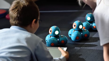 Нобелов лауреат: Не бързайте с обучението в STEM предмети заради възхода на AI