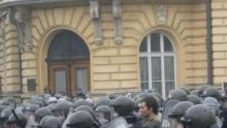 Протестът срещу насилието и корупцията завърши с масов бой и арести*