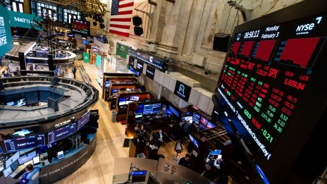 Индексите на Wall Street започват седмицата с повишения*