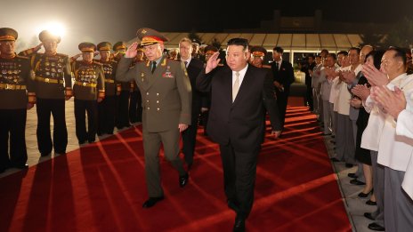 Руски и китайски представители застанаха редом до Ким Чен Ун на военен парад в КНДР