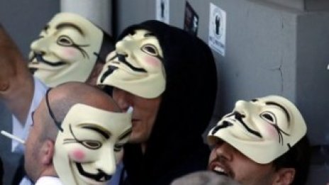 Anonymous не пожалиха и Apple