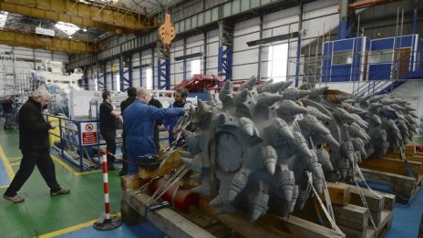 Британската производствена активност се е свила през май