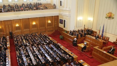 Областните управители и висшите чиновници задължително трябва да са магистри