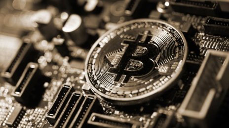 На какво се дължи бурното рали на биткойна?