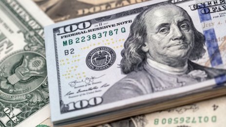 Защо страда доларът?