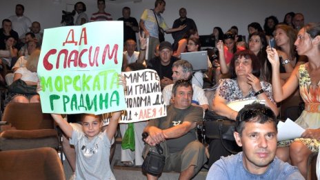 Варненци продължават протестите заради проекта "Алея първа" в Морската градина