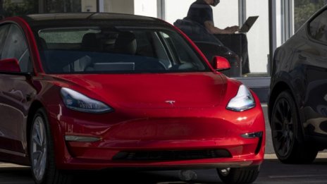 Регулатор в САЩ разследва над 500 хил. електромобила Tesla заради опция за игри
