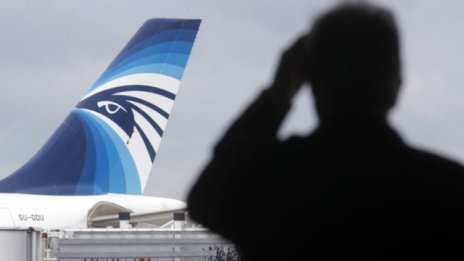 Сигнализацията за дим е задействана на борда на разбирия се самолет на EgyptAir