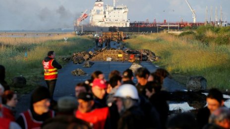 Недостиг на горива във Франция заради блокадите на рафинерии