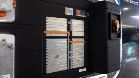 Акциите на некитайските доставчици на батерии на Tesla се радват на силно рали