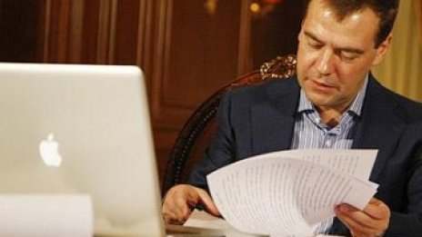 Стив Джобс подари на Медведев iPhone 4