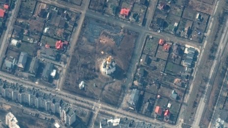 Сателитни снимки показват дълъг изкоп на мястото на масовия гроб в Украйна