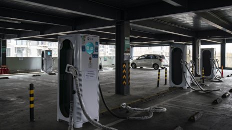 Липсата на ясни регулации създава спънки при общественото зареждане на електромобили в Китай