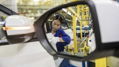 GM поддържа производство в Шанхай, докато работниците спят на пода в местния завод