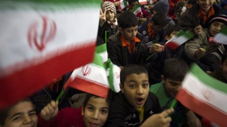Младите иранци - под икономически натиск и разделени относно бъдещето