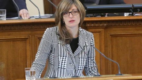 Захариева: Няма да влизам в политически и задкулисни договорки