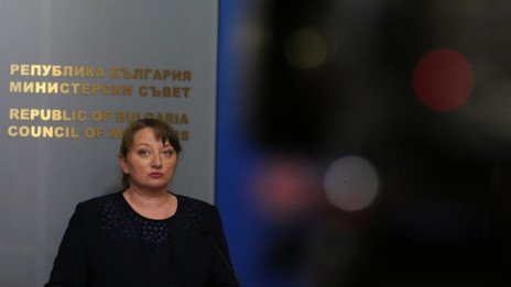 Сачева: Нито един отговорен работодател не би искал панически да съкращава хора