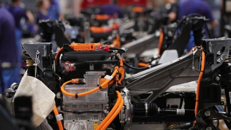 Без заводи за батерии Великобритания ще загуби автомобилното си производство