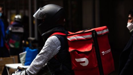 Загубата на DoorDash нарасна, но компанията повиши прогнозата си