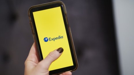 Възобновяването на туризма тласна Expedia към печалба