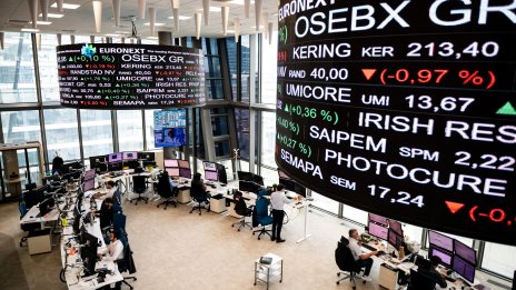FTSE 100 достигна рекорден връх, но повечето борси в Европа затвориха със спад
