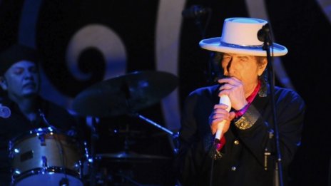 Боб Дилън получи Нобеловата награда за литература