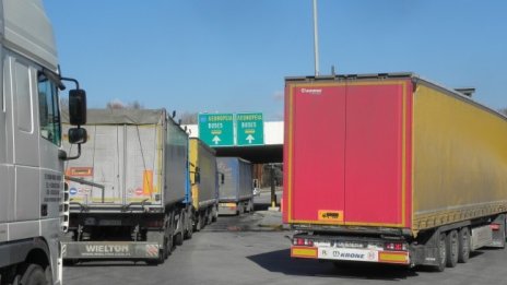 Търговският дефицит на България намалява с близо една трета за година