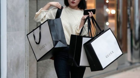 Продажбите на Gucci помагат за продължаващото възстановяване на Kering