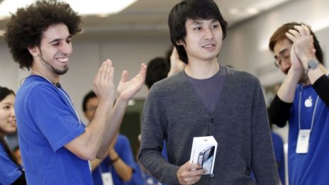 Apple може да продаде 4 млн. смартфона iPhone 4S при дебюта му