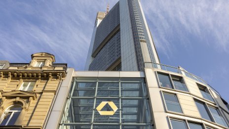 Commerzbank увеличава силно печалбата си, но цената на акциите се срива