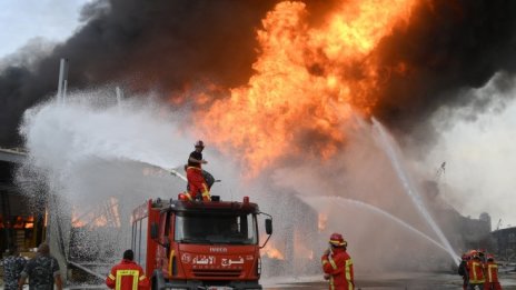 В пристанището на Бейрут отново бушува пожар