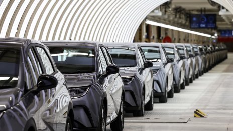 BYD настига Ford при доставките, след като изпревари Tesla по приходи