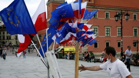 Бяло знаме или маслинена клонка в битката Полша срещу Брюксел