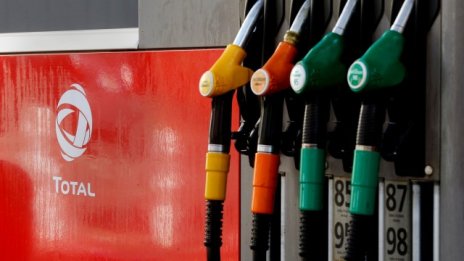 ОПЕК: Спекулантите вдигат цената на петрола, но свръхпредлагането продължава  