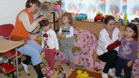 България е лидер в ЕС по дял на децата, отглеждани само от родителите си