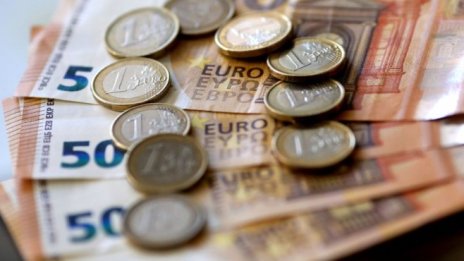 ЕС вдигна забраната за 8 банки да участват в продажбата на общия дълг