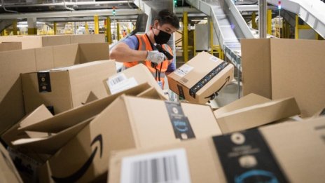 Amazon дава коледен бонус по 300 долара за &bdquo;работниците на първа линия&ldquo;