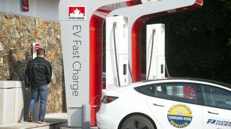 МАЕ: Продажбите на електромобили може да достигнат исторически връх през 2022 г.