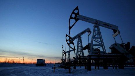 Петролът продължава да поскъпва на фона на по-слабия долар