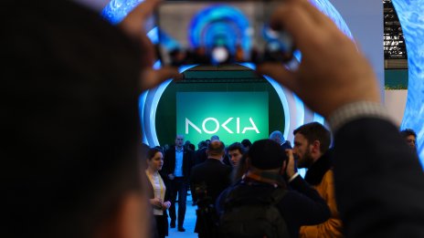 Печалбата на Nokia се срива с 30% заради митата и слабия долар