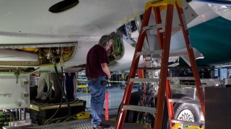 Растежът на частния сектор в еврозоната се забавя, но остава стабилен