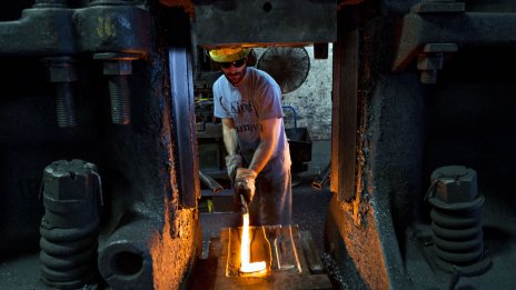 Бизнес активността в еврозоната се забави до 23-месечно дъно