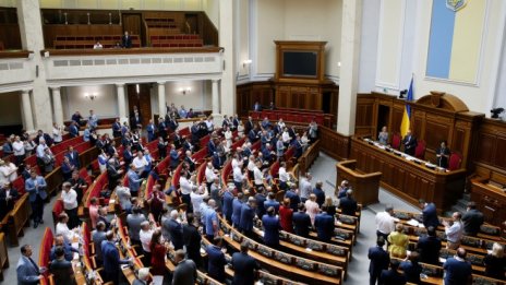 Украинският парламент запази правителството 