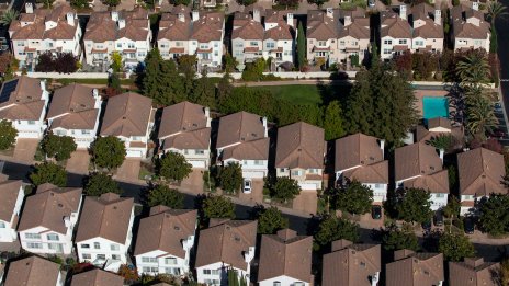 Строителството на нови жилища в САЩ се забавя до четиримесечно дъно