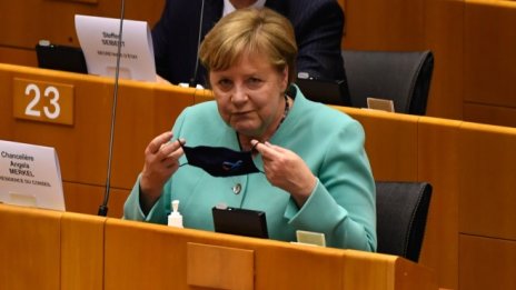 Меркел сигнализира за силна държавна подкрепа и през следващата година