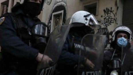 Над 100 ареста при забранени демонстрациии в Гърция