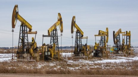 Цената на петрола се понижава леко след третия си седмичен ръст*