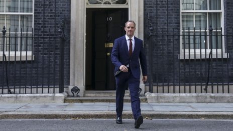 Кой е Доминик Рааб - човекът, който временно поема кормилото на Великобритания