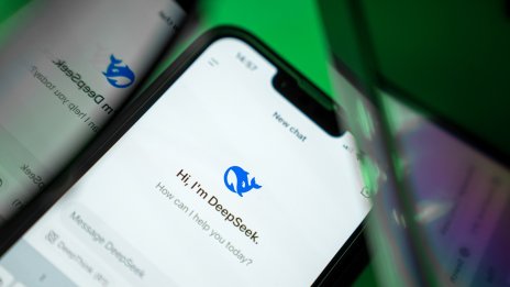DeepSeek завладява потребителите, докато правителства и бизнес предприемат мерки за защита